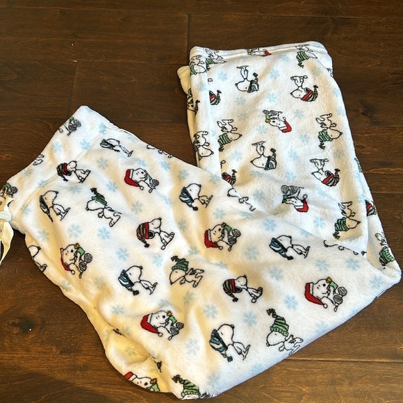 Other - Peanuts womens Christmas Snoopy Snowflakes Plush Pajama Pants New